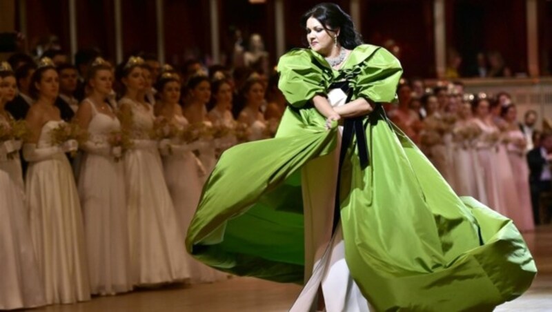 Anna Netrebko eröffnete den Opernball. (Bild: APA/HANS PUNZ)