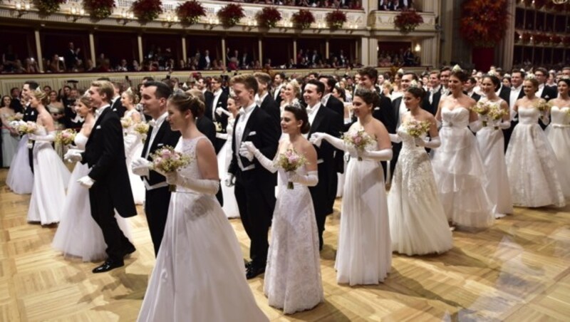 Das Jungdamen- und Jungherrenkomitee bei der Eröffnung des Wiener Opernballs 2019 (Bild: APA/HANS PUNZ)