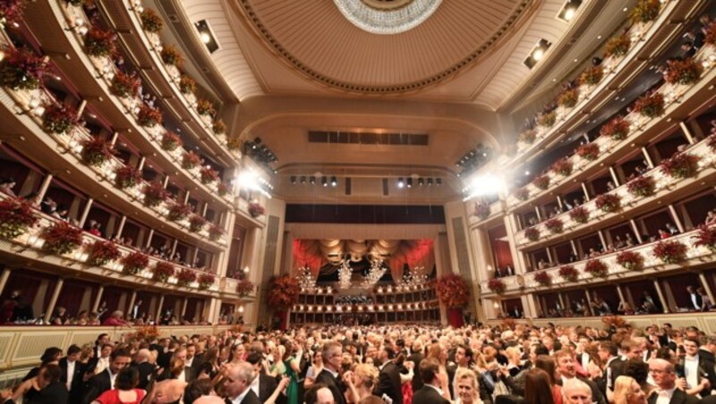 Ein Blick in den Ballsaal des Opernballs (Bild: APA/HELMUT FOHRINGER)