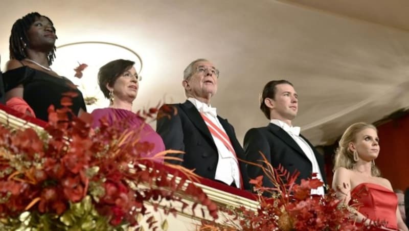 Auma Obama, Doris Schmidauer, Bundespräsident Alexander Van der Bellen sowie Bundeskanzler Sebastian Kurz mit Freundin Susanne Thier (Bild: APA/HANS PUNZ)