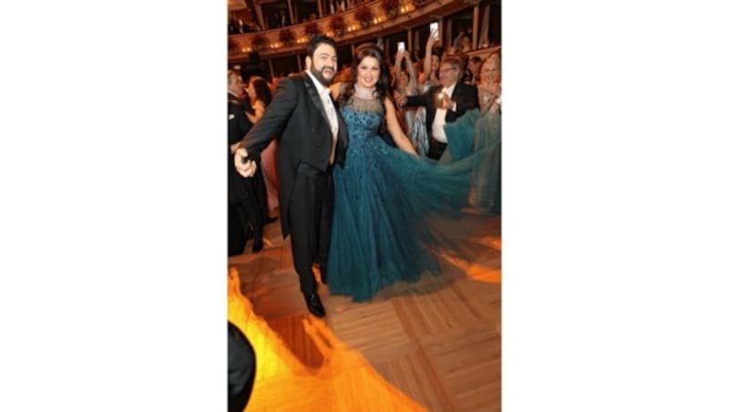 In einer türkisblauen Robe ging es für Anna Netrebko schließlich auf die Tanzfläche. (Bild: STARPIX /Alexander TUMA)