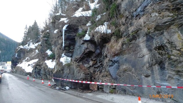Der Gehweg auf der Hangseite ist vorerst gesperrt. (Bild: Gemeinde Bad Gastein)