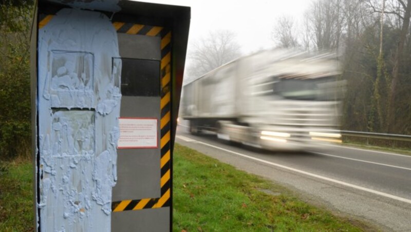 Zerstörte Radarfalle in Frankreich (Bild: AFP)