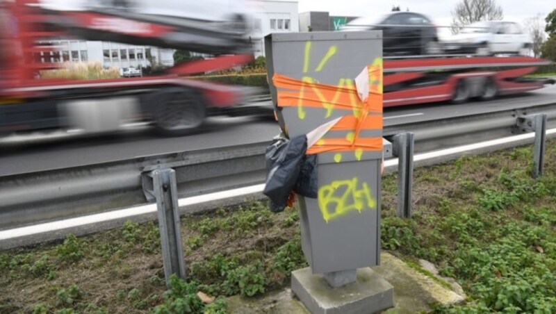 Zerstörte Radarfalle in Frankreich (Bild: AFP)