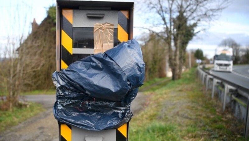 Zerstörte Radarfalle in Frankreich (Bild: AFP)