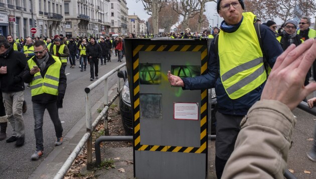 Zerstörte Radarfalle in Frankreich (Bild: AFP)