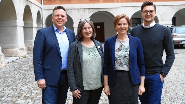 Gesamte Rathaus-Opposition zieht in Sachen Plabutsch-Seilbahn an einem Strang (v. li.): Michael Ehmann (SPÖ), Elke Kahr (KPÖ), Judith Schwentner (Grüne), Niko Swatek (Neos). (Bild: Grüne Graz)
