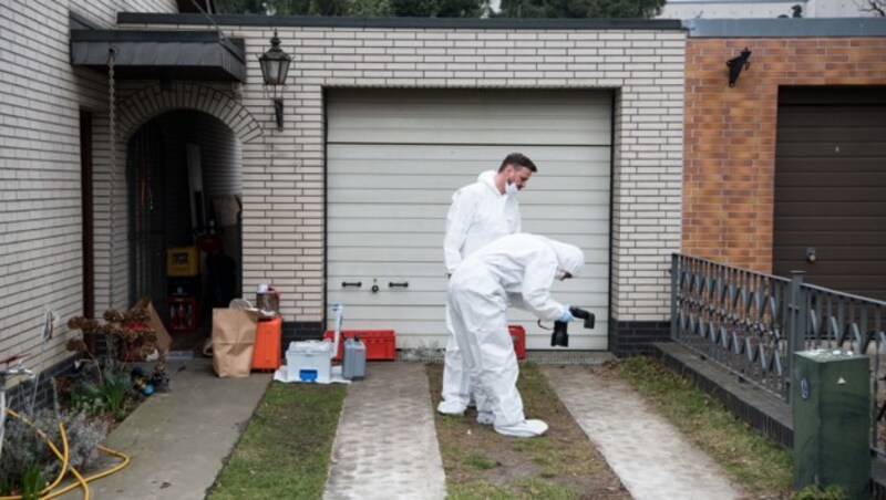 Kriminaltechniker untersuchen das Haus und den Garten von Rebeccas Schwester. (Bild: APA/dpa/Bernd von Jutrczenka)