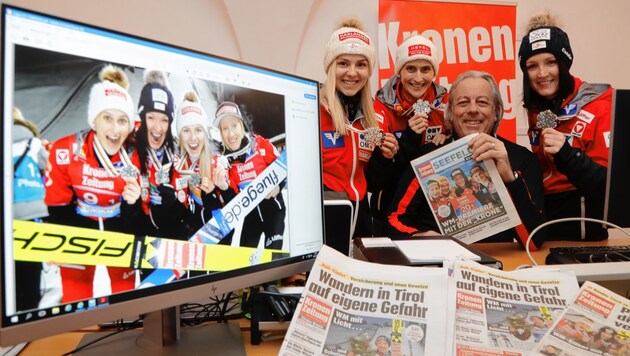 Die Sportlerinnen Chiara Hölzl (links), Eva Pinkelnig (Mitte) und Jacqueline Seifriedsberger mit „Krone“-Tirol-Sportchef Georg Fraisl. (Bild: Christof Birbaumer / Kronenzeitung)