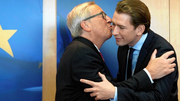 Kuss-Attacke von Jean-Claude Juncker auf Sebastian Kurz (Bild: AP)