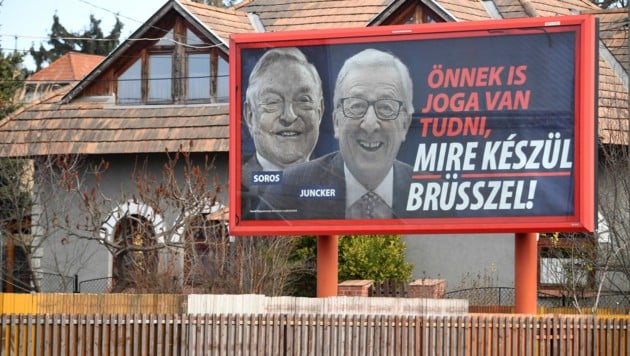 Plakat-Kampage in Ungarn mit George Soros und Jean-Claude Juncker (Bild: AFP)