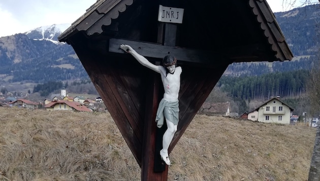 Dem „Jesus“ am Marterl fehlt nun der linke Arm. (Bild: LPD Kärnten)