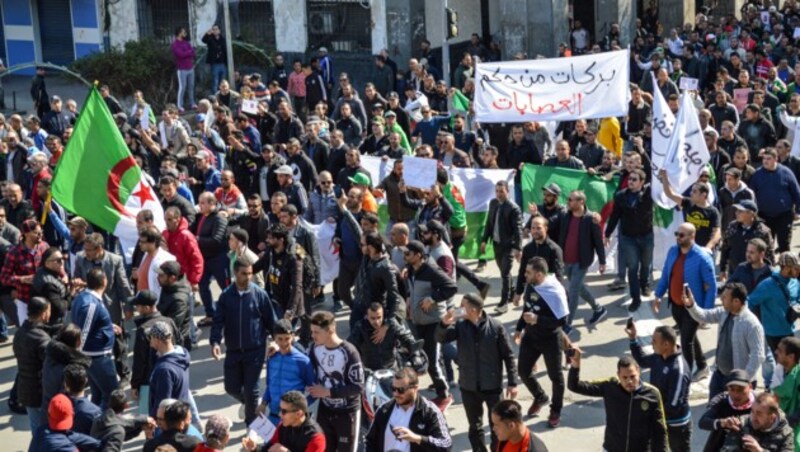 Demonstranten in Algier (Bild: AFP)