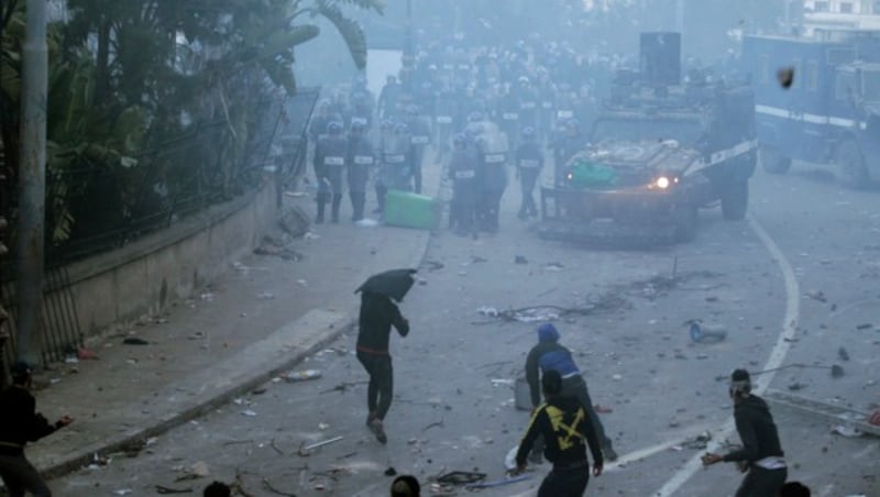 Es kam zu Straßenschlachten mit Polizei und Sicherheitskräften. (Bild: AFP)