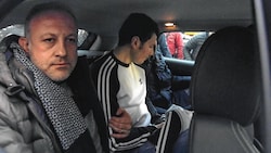 Marco Di Lauro (Mitte) bei seiner Festnahme in Neapel (Bild: EPA)