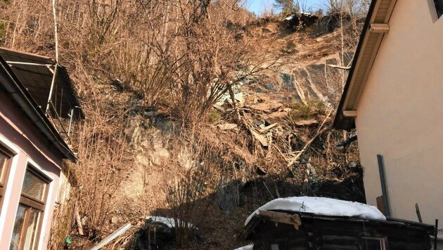 Bei dem Felssturz wurde der ehemalige Gasthof Glocknerhof beschädigt. (Bild: LPK Salzburg)