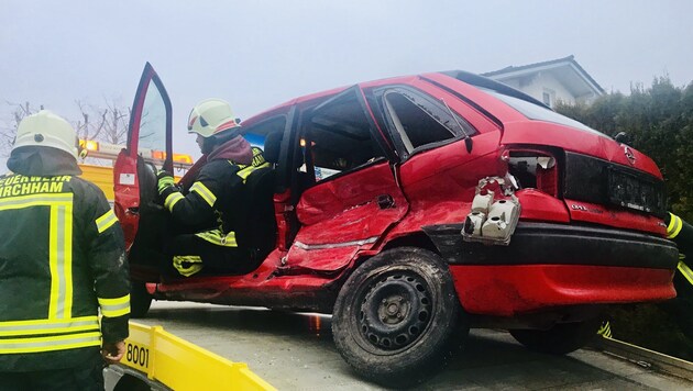 Der Opel Astra der Asylwerber war nach dem Zusammenstoß ein Totalschaden (Bild: Werner Kerschbaummayr)
