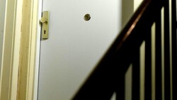Im Stiegenhaus kam es zur Messer-Attacke, als die Wohnungstür aufging.