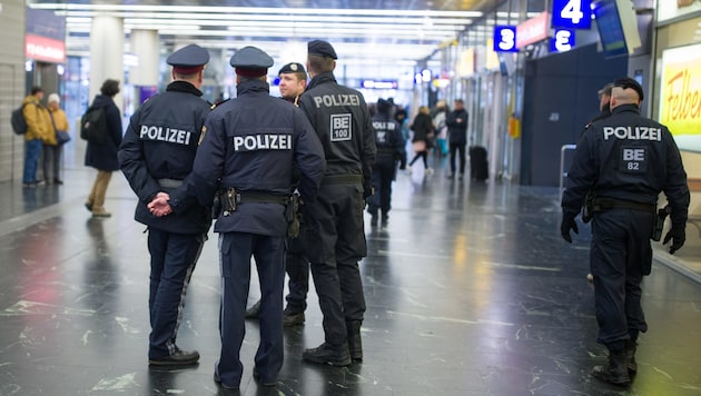 Polizisten am Wiener Praterstern, wo die Abgängige zuletzt gesehen worden war (Bild: APA/GEORG HOCHMUTH)