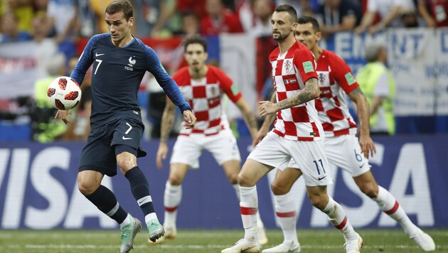 Antoine Griezmann (am Ball) jubelte im Vorjahr mit Frankreich über den WM-Titel. (Bild: AP/Francisco Seco)