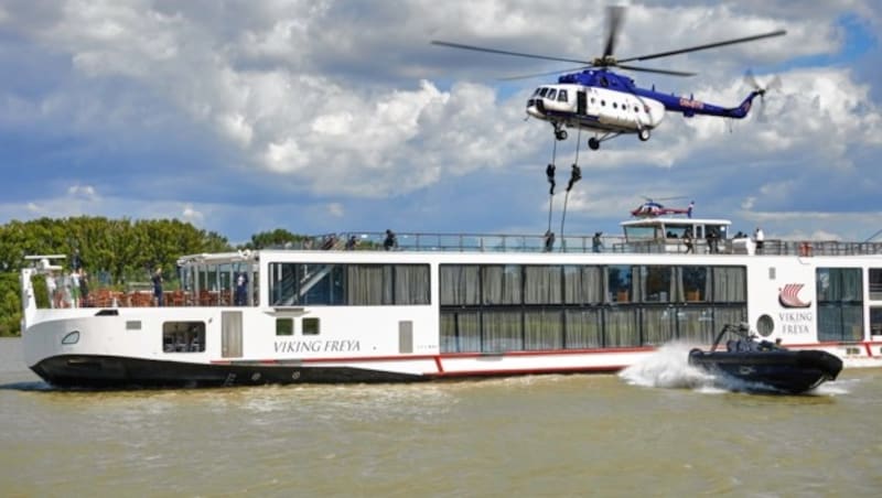 Trainingseinheiten auf großen Schiffen samt Abseilen von einem Hubschrauber müssen regelmäßig realisiert werden. (Bild: BMI/Karl Schober)