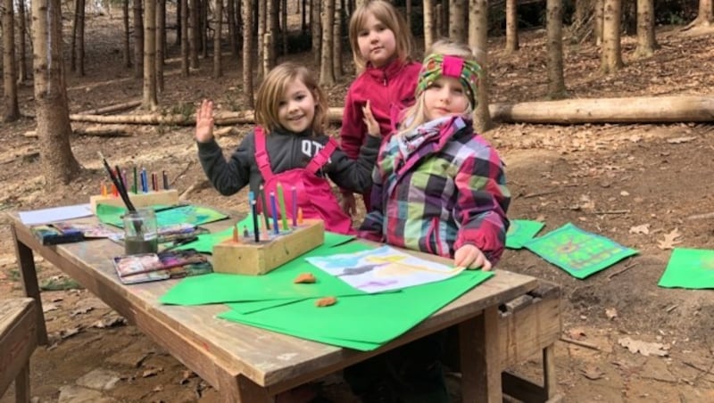 Ronja, Paulina und Ariane (von links) beim Malen (Bild: Charlotte Sequard-Base)