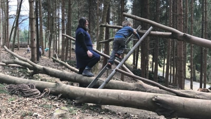 Ein umgeschnittener Baum dient als Klettergerüst. (Bild: Charlotte Sequard-Base)