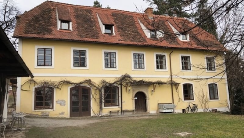 In diesem Bauernhaus können sich die Kinder bei Schlechtwetter aufhalten. (Bild: Charlotte Sequard-Base)