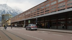 Am Hauptbahnhof in Innsbruck kam es zu dem Raubüberfall. (Bild: Daniel Liebl, Archivbild, Krone KREATIV)