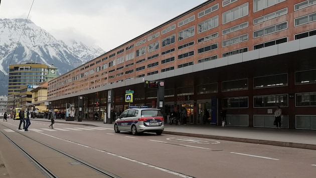 Am Hauptbahnhof in Innsbruck kam es zu dem Raubüberfall. (Bild: Daniel Liebl, Archivbild, Krone KREATIV)