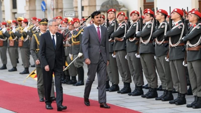 Bundespräsident Alexander Van der Bellen und der Emir von Katar beim Abschreiten der Ehrengarde (Bild: APA/Helmut Fohringer)