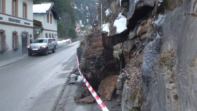 Der gesperrte Gehweg nach dem Felssturz in Bad Gastein (Bild: Gemeinde Bad Gastein)