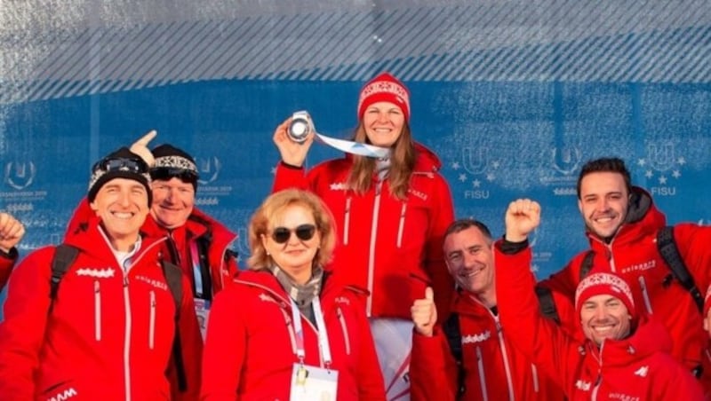 Jessica Gfrerer (M.) kämpfte sich nicht zuletzt mit drei Goldmedaillen bei der Universiade in Krasnojarsk (Rus) zurück in den ÖSV-Kader. (Bild: Unisport Austria)