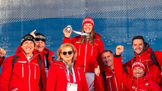 Jessica Gfrerer (M.) kämpfte sich nicht zuletzt mit drei Goldmedaillen bei der Universiade in Krasnojarsk (Rus) zurück in den ÖSV-Kader. (Bild: Unisport Austria)