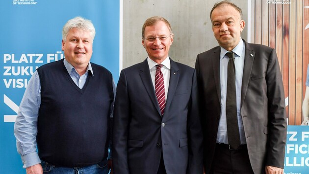 LH Stelzer (M.) mit Rektor Lukas (r.) und Prof. Hochreiter (Bild: Dostal Harald)