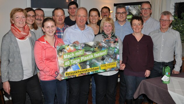 Kirchhams Bürgermeister Hans Kronberger (in der Mitte) hat schon Unterstützer fürs Plastik-Fasten gefunden. (Bild: Gemeinde Kirchham)