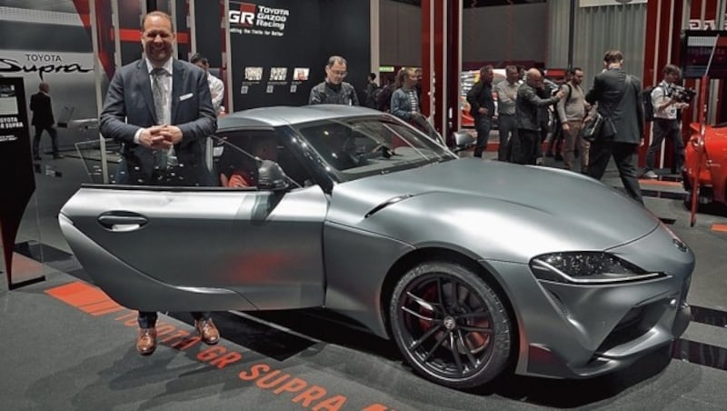 Magna-Steyr-Vorstand Kurt Bachmaier mit dem in Graz gefertigten Sportauto Toyota Supra (Bild: Traby Jakob)