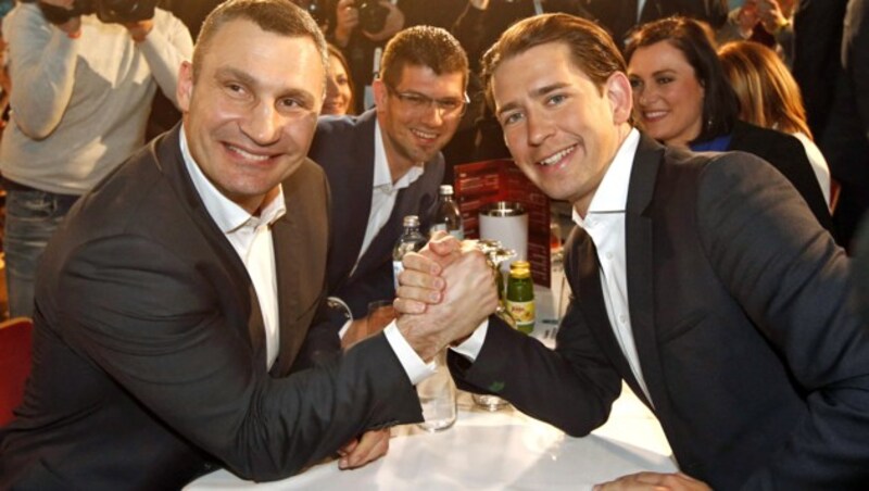 Stargast Klitschko (li.), Kanzler Kurz (Bild: APA/GERT EGGENBERGER)