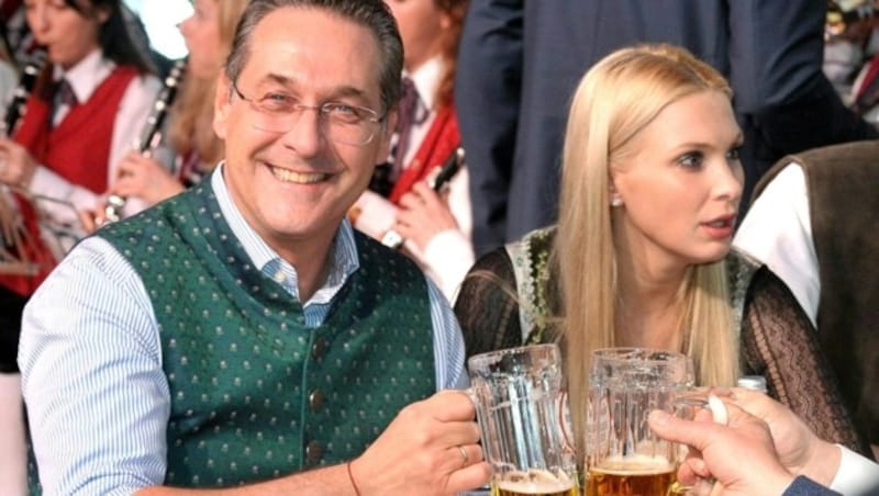 Strache mit seiner Gattin Philippa (Bild: APA/MANFRED FESL)