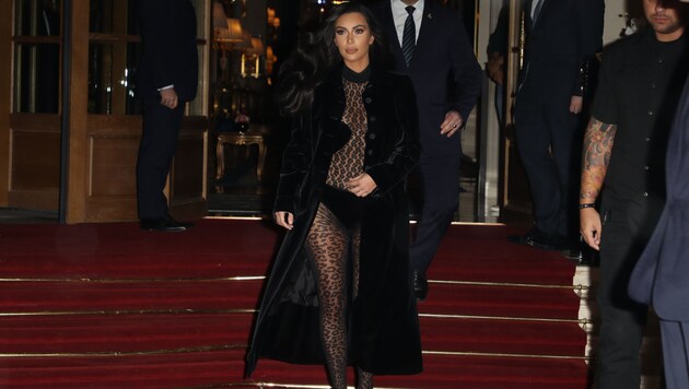Kim Kardashian im Leo-Bodysuit in Paris (Bild: www.PPS.at)