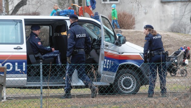Polizeieinsatz im Grazer Volksgarten (Bild: Elmar Gubisch)
