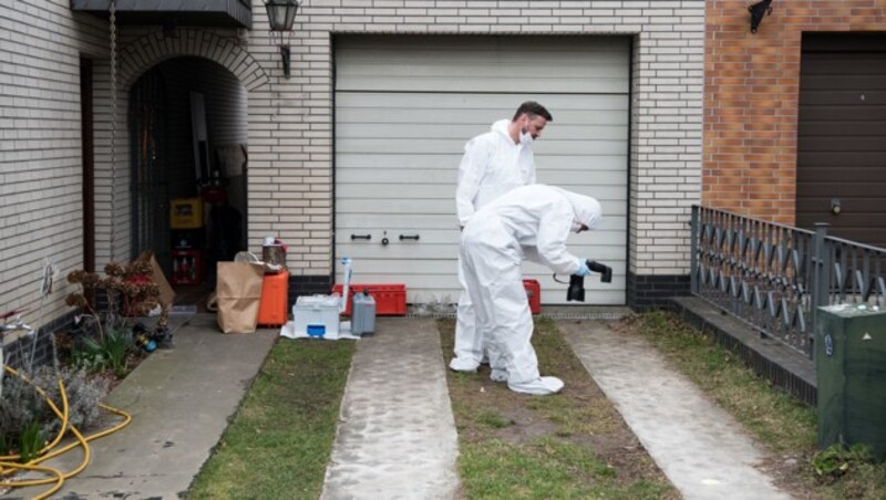 Kriminaltechniker der Berliner Polizei untersuchen das Haus und den Garten der Schwester der verschwundenen 15-jährigen Rebecca. (Bild: APA/dpa/Bernd von Jutrczenka)