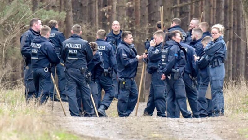 Einsatzkräfte der Polizei auf der Suche nach Rebecca in einem Waldstück bei Kummersdorf (Bild: dpa-Zentralbild/Patrick Pleul)