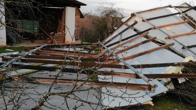 Das Dach flog 40 Meter weit und zerschellte dann auf einem Holzstoß (Bild: Thomas Meier/LFV Steiermark)
