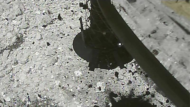 Mit einem Saugrüssel nimmt „Hayabusa2“ Material von der Oberfläche von Ryugu auf. (Bild: JAXA)