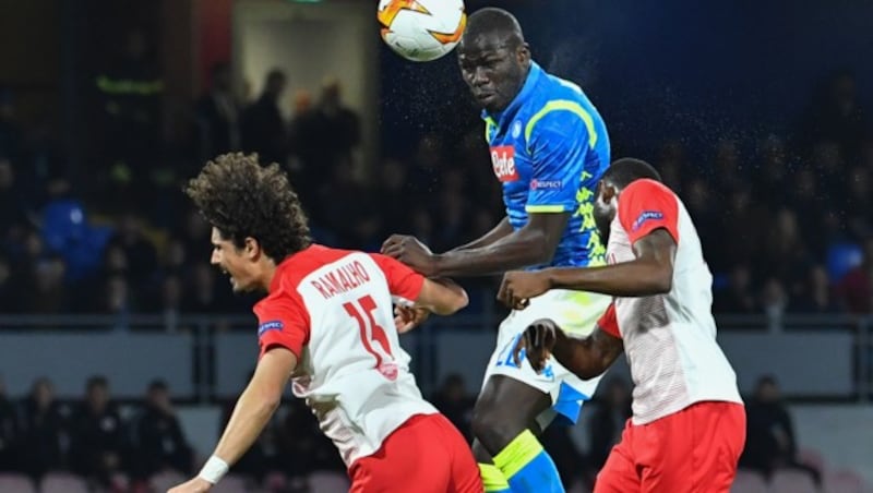 (From L) Salzburg's Brazilian defender Andre Ramalho Silva, Napoli's Senegalese defender Kalidou Koulibaly and Salzburg's French defender Jerome Junior Onguene go for a header during the UEFA Europa League round of 16 first leg football match Napoli vs Salzburg on March 7, 2019 at the San Paolo stadium in Naples. (Photo by Andreas SOLARO / AFP) (Bild: AFP)