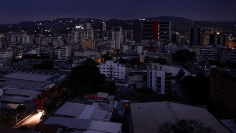 Auch in Chacao, einem Bezirk der Hauptstadt Caracas, fielen die Lichter aus. (Bild: AFP)