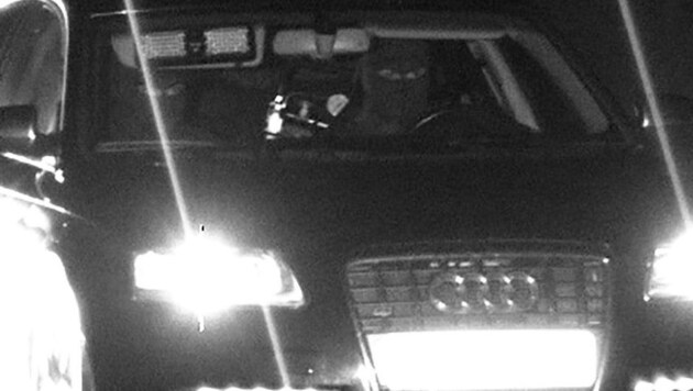 Der Fahrer und sein Beifahrer trugen Sturmhauben. Geblitzt wurden sie in Salzburg-Süd. (Bild: Polizei)