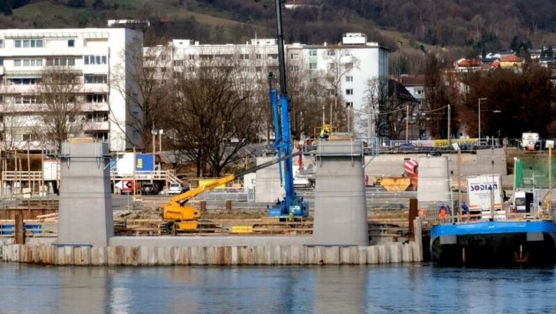 Die Baustelle auf Urfahraner Seite für die Neue Donaubrücke anstelle der Eisenbahnbrücke. (Bild: Horst Einöder)