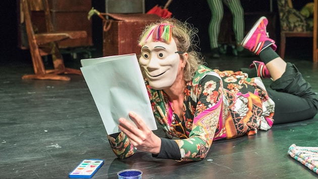 Beim Stück „Kleine Dinge“ haben die Schauspieler meistens Masken auf. (Bild: Theater des Kindes)